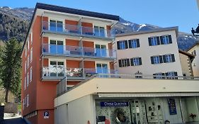 Chesa Quadrella jedes Zimmer mit Küchenzeile